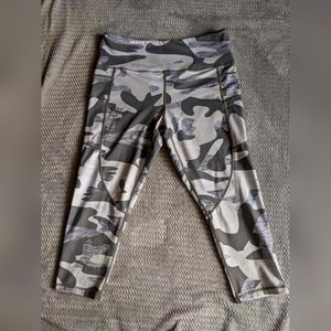 ZYIA Gray Camo Pocket Light N Tight Capri Leggings